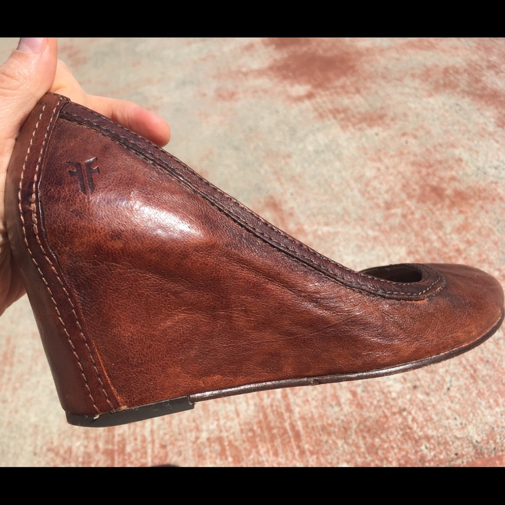 Beautiful Frye Carson Wedge Pump - Picture 4 of 8